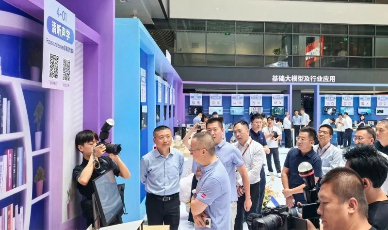 M90a搭载的定向音箱聚音屏技术